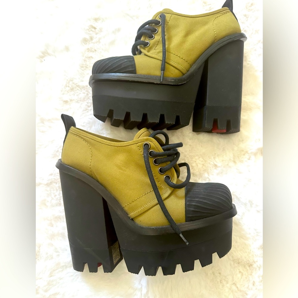 Brand new Hunter platform boots. Shipper cute and sexy!!